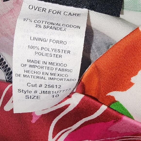 B Smart Red Floral Mini Dress with Sweetheart Neckline — Vibrant & Flirty! - Picture 4 of 4